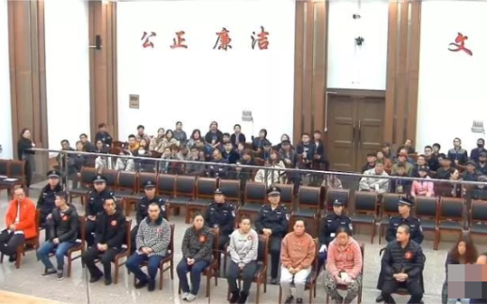 正义律师遭500万悬赏追杀，只因他帮40万聋哑人追回10亿被骗资产！