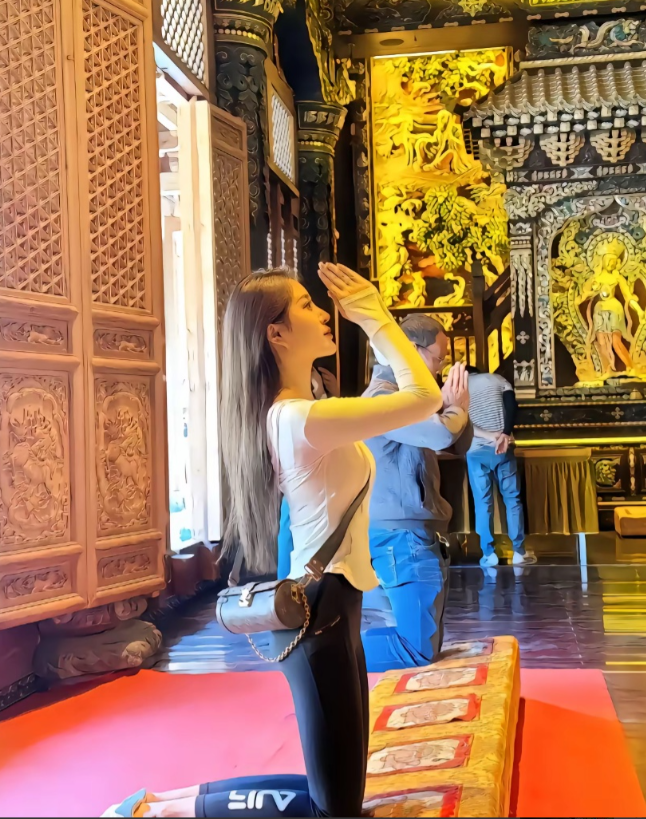现在终于明白年轻女孩为啥都喜欢去寺庙了。

