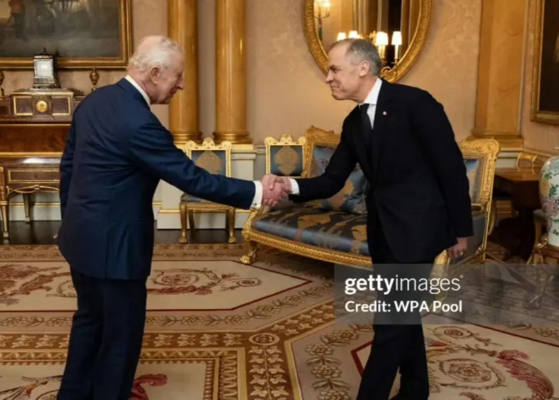 加拿大求救英国国王，要求宗主国来救自己，免得被美国吞并！新任加拿大总理卡尼，跑到