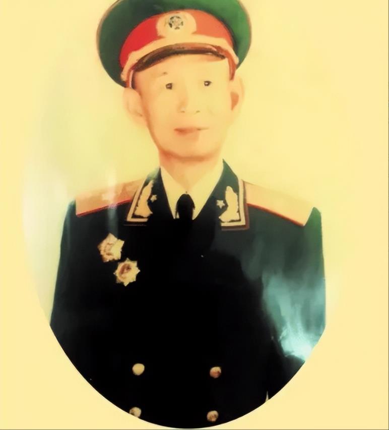 1949年冬天，北平城刚刚解放，整个城市沸腾了，家家户户挂红旗、放鞭炮，连空气里