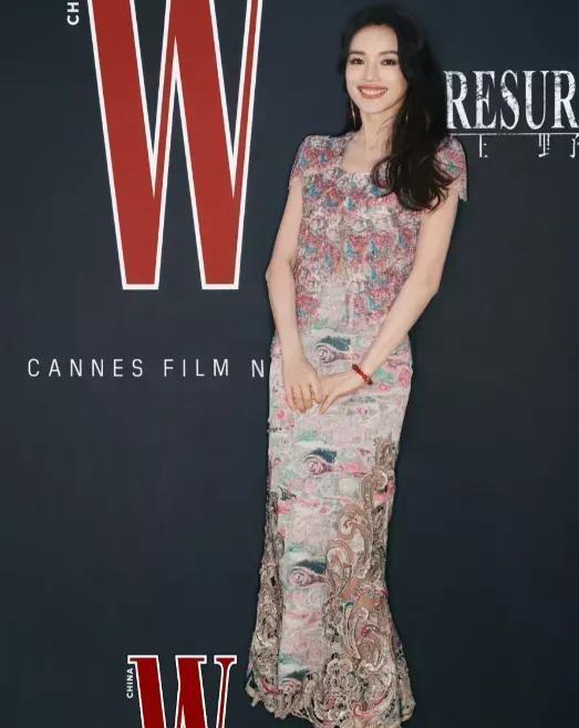 舒淇太美啦！笑容灿烂，魅力四射，妥妥的女神一枚！给人不一样的美！乌黑靓丽的头发，