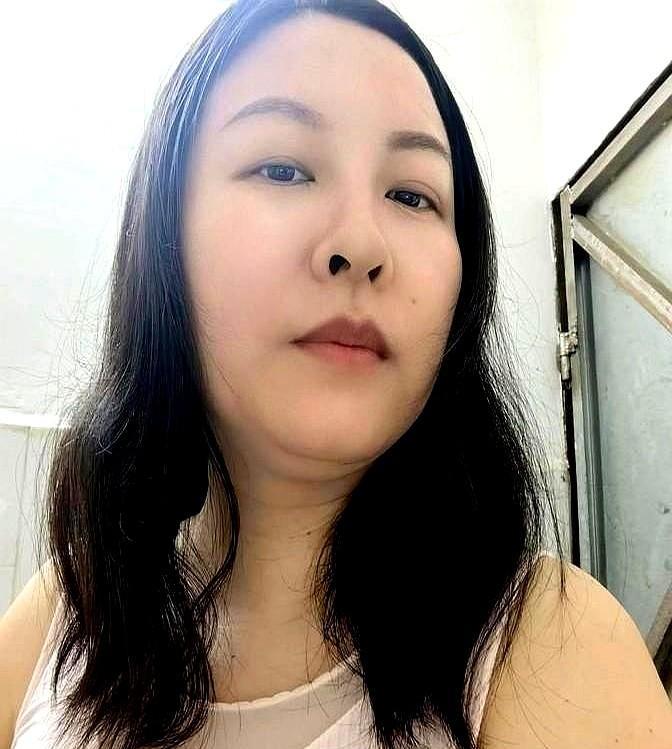 我妈有个同学叫秀萍，年轻时候在果园干活，结果被一个老汉拖到玉米地里亲了。
这事搁