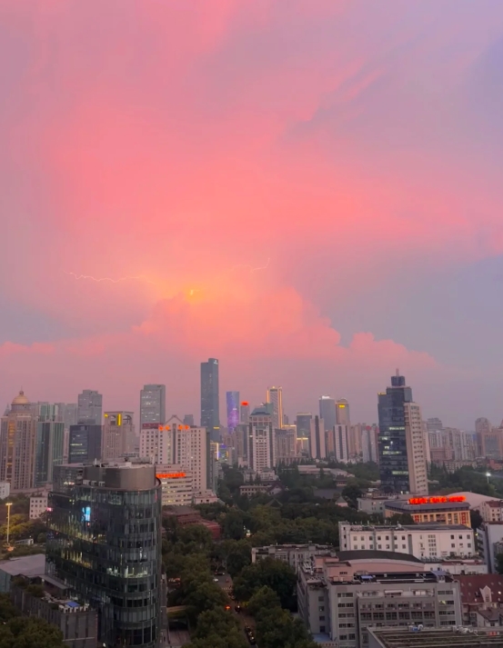 第一次见闪电晚霞，有点史诗级，闪电晚霞，称之为史诗级不为过吧#南京