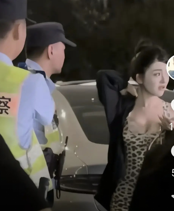 郑州这位美女司机可是要倒大霉了。
这是因为在6月11日晚9:31左右，
这位美女