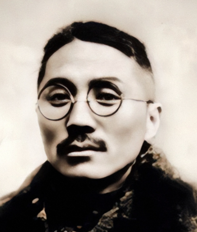 1932年的一天，戴笠获知王亚樵在上海的住址后，带着大批特务破门而入。当戴笠走进