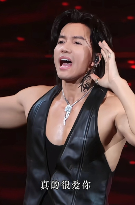 言承旭穿衣显瘦、脱衣有型、肩宽、腰细、翘臀！还有那清晰的下颚线