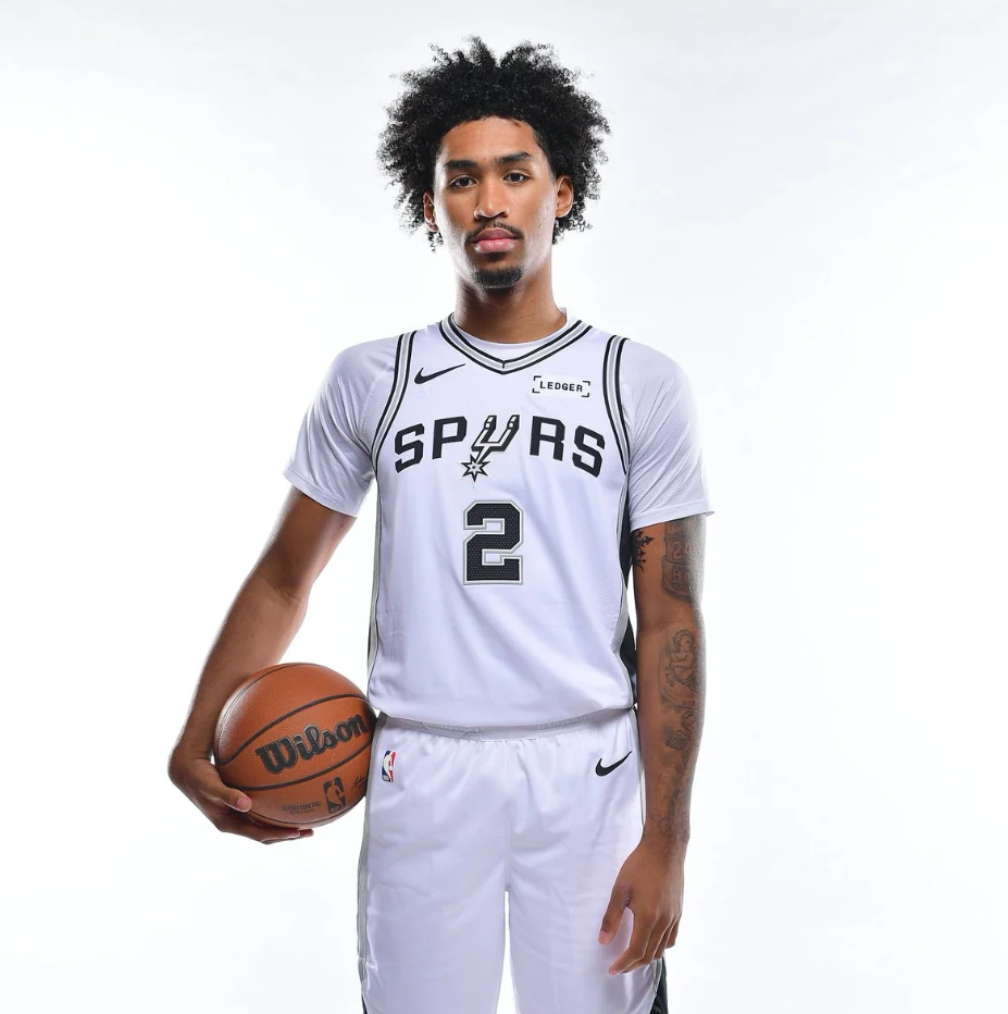 NBA官方更新X，晒出一张马刺新秀迪伦-哈珀的定妆照与球迷分享。
“榜眼迪伦-哈
