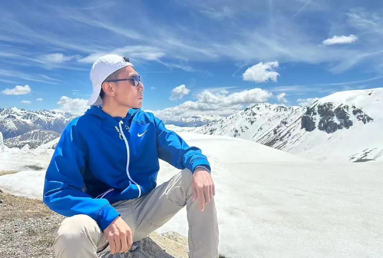 刘烨在阿尔卑斯山钓鱼
5月27日中午，安娜在社交媒体发文，晒出刘烨在阿尔卑斯山的