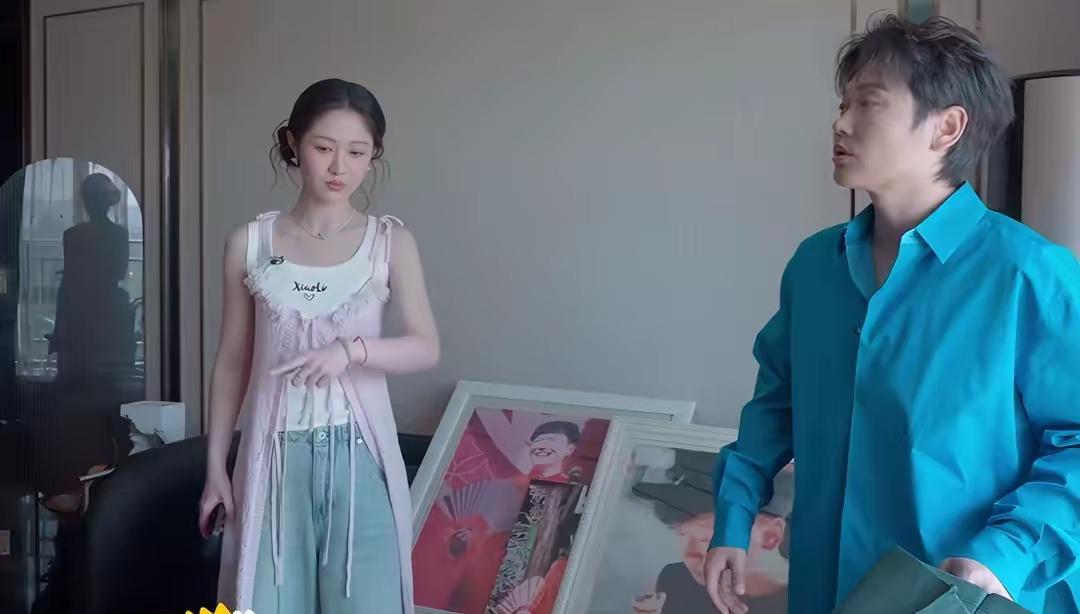 孟鹤堂晒北京大平层，客厅全是收藏品，首度公开妻子已经怀孕了。在德云社这么多成员当