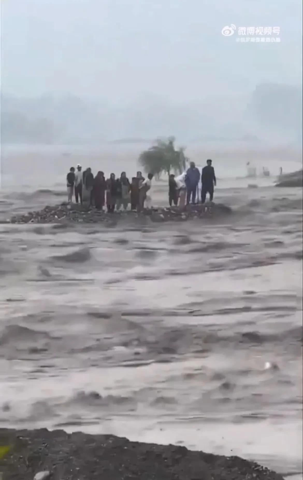 【印度泄洪，巴基斯坦遭遇洪水侵袭】
据俄卫星通讯社消息，由于上游的印度持续开闸放