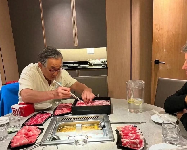71岁成龙吃火锅，老到快认不出，想起以前那风光，真是感慨万千！