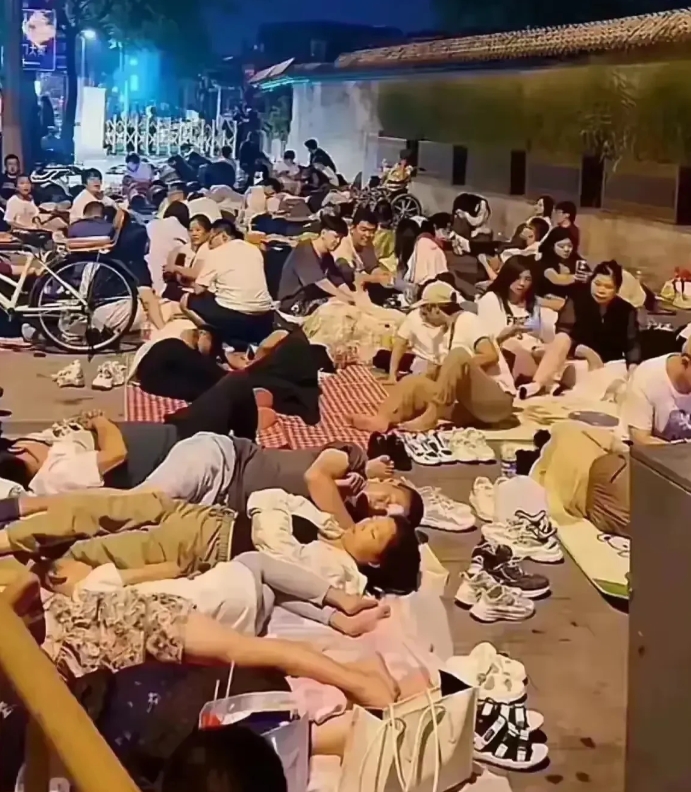 北京，有一名女子跟妈妈前去北京旅游，晚上出去逛街的时候，发现天安门广场附近的一条