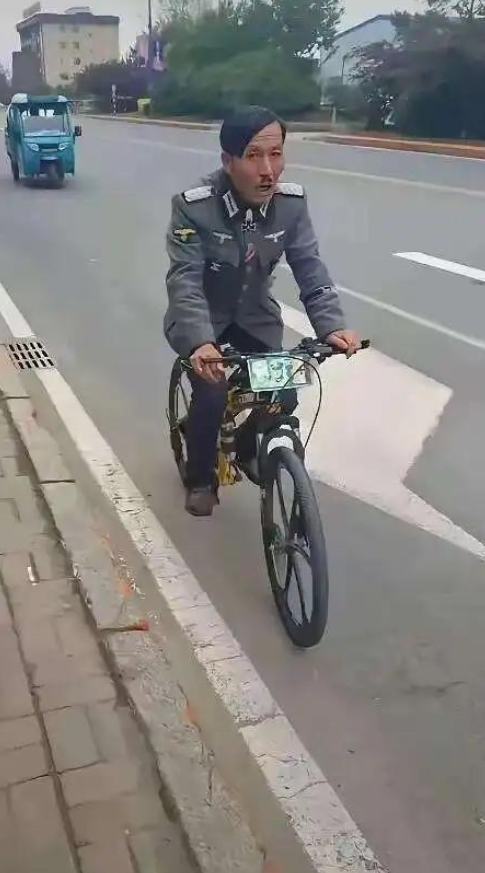 这位保安大叔看起来怎么那么眼熟。