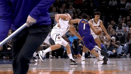 看着真疼！约基奇防守中脸部与布克手臂相撞，随后痛苦倒地