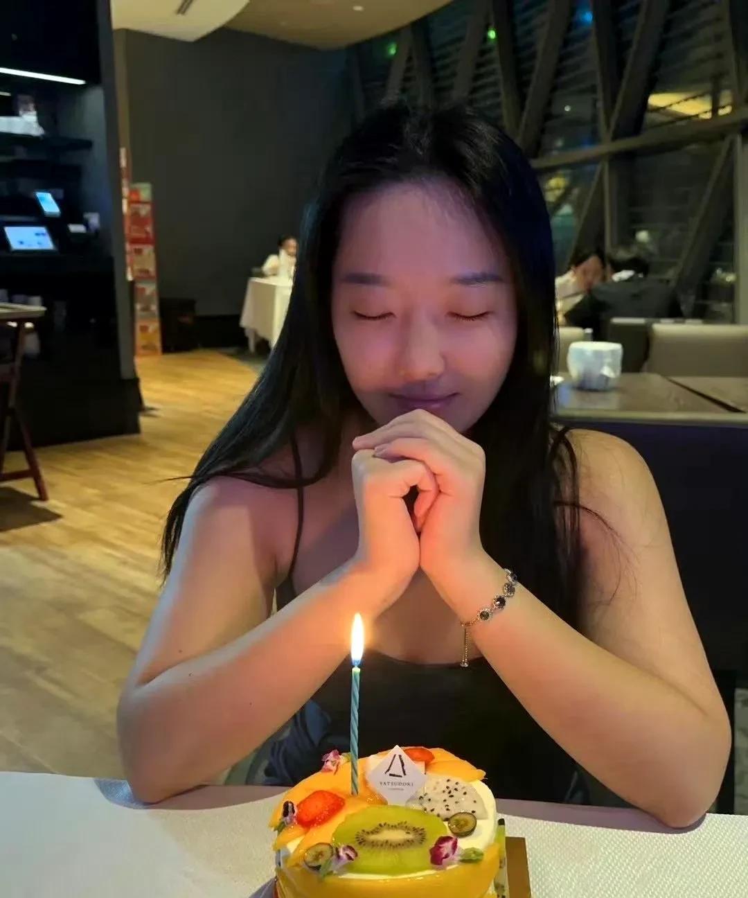 三亚被咬伤死亡女游客家属谈死因，回应是否跟医生说过被蛇咬伤
6月6日上午，三亚被