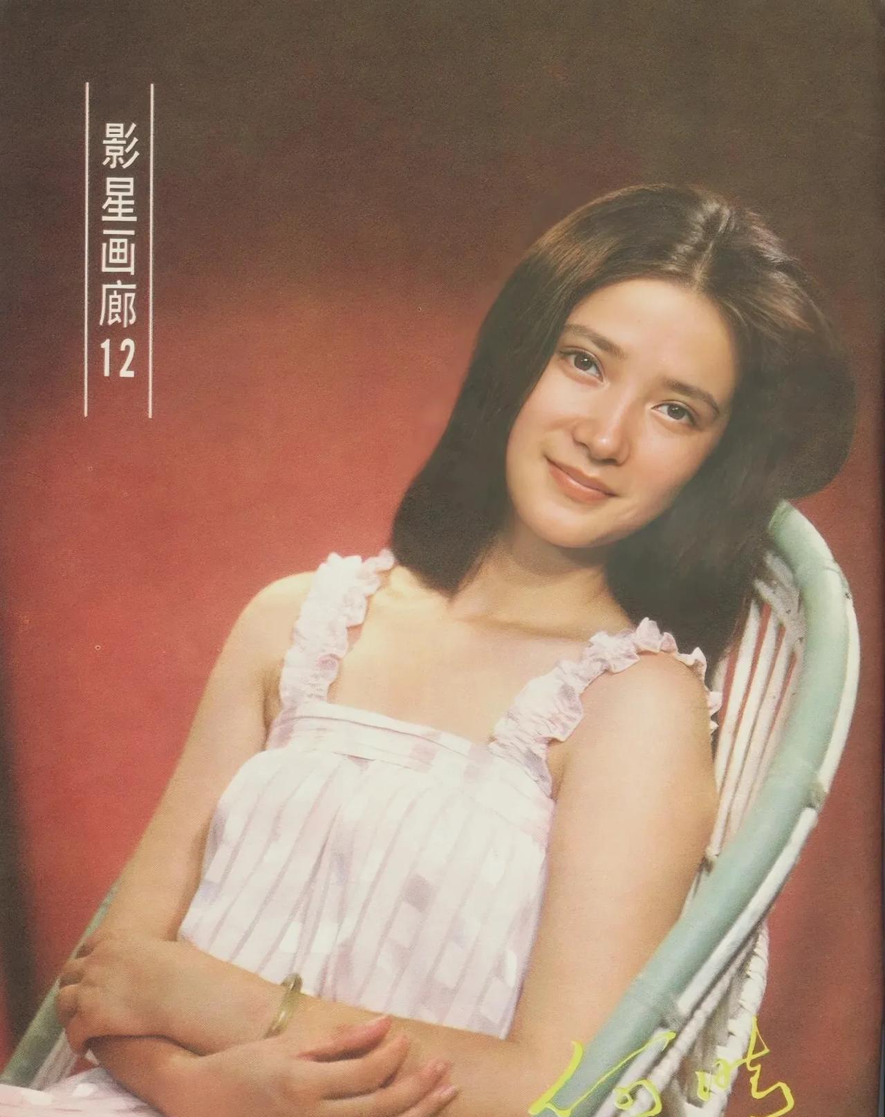 何晴现代照也好漂亮，一双会说话的眼睛。#何晴照片#