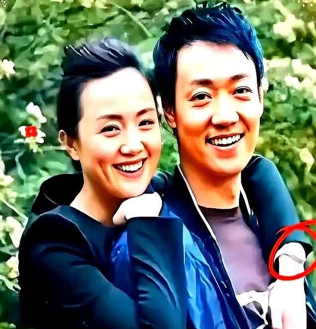 辛柏青如今后悔不已，不是因为陪伴了自己九千多个日夜的妻子离开，而是当初没拦住她。