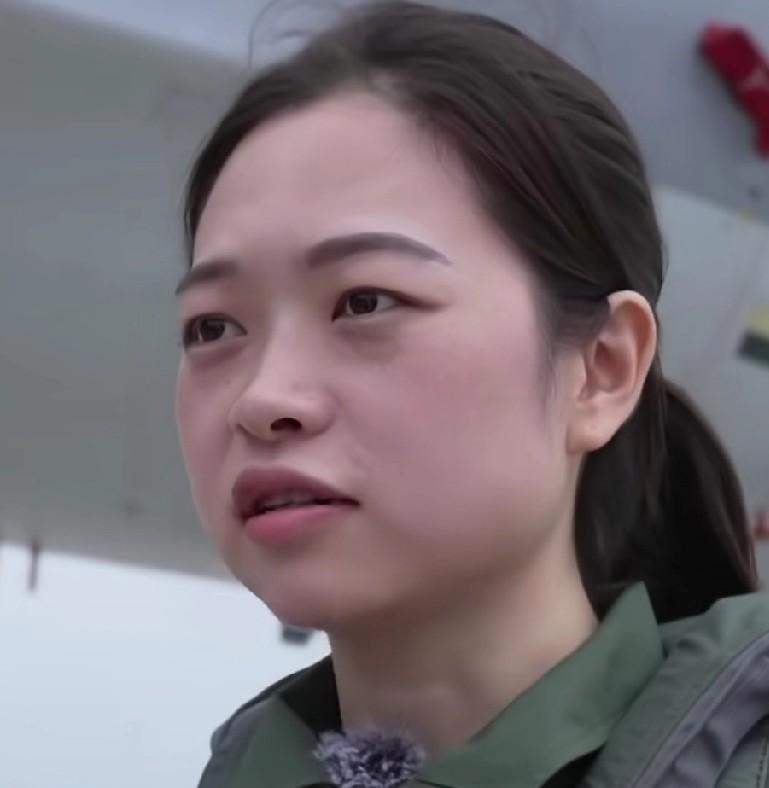 这位女飞行员真霸气！
她就是“95后”女歼击飞行员田静！
田静长相甜美又不失英气