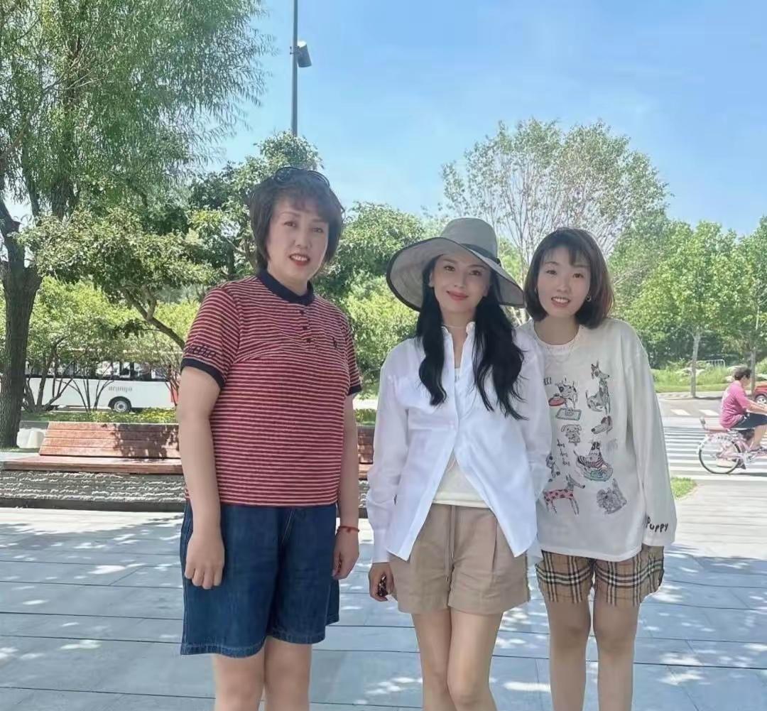 刘涛确实很美！级别素颜，不在舞台上 和粉丝合影，依然那么漂亮，这气质一看就比普通