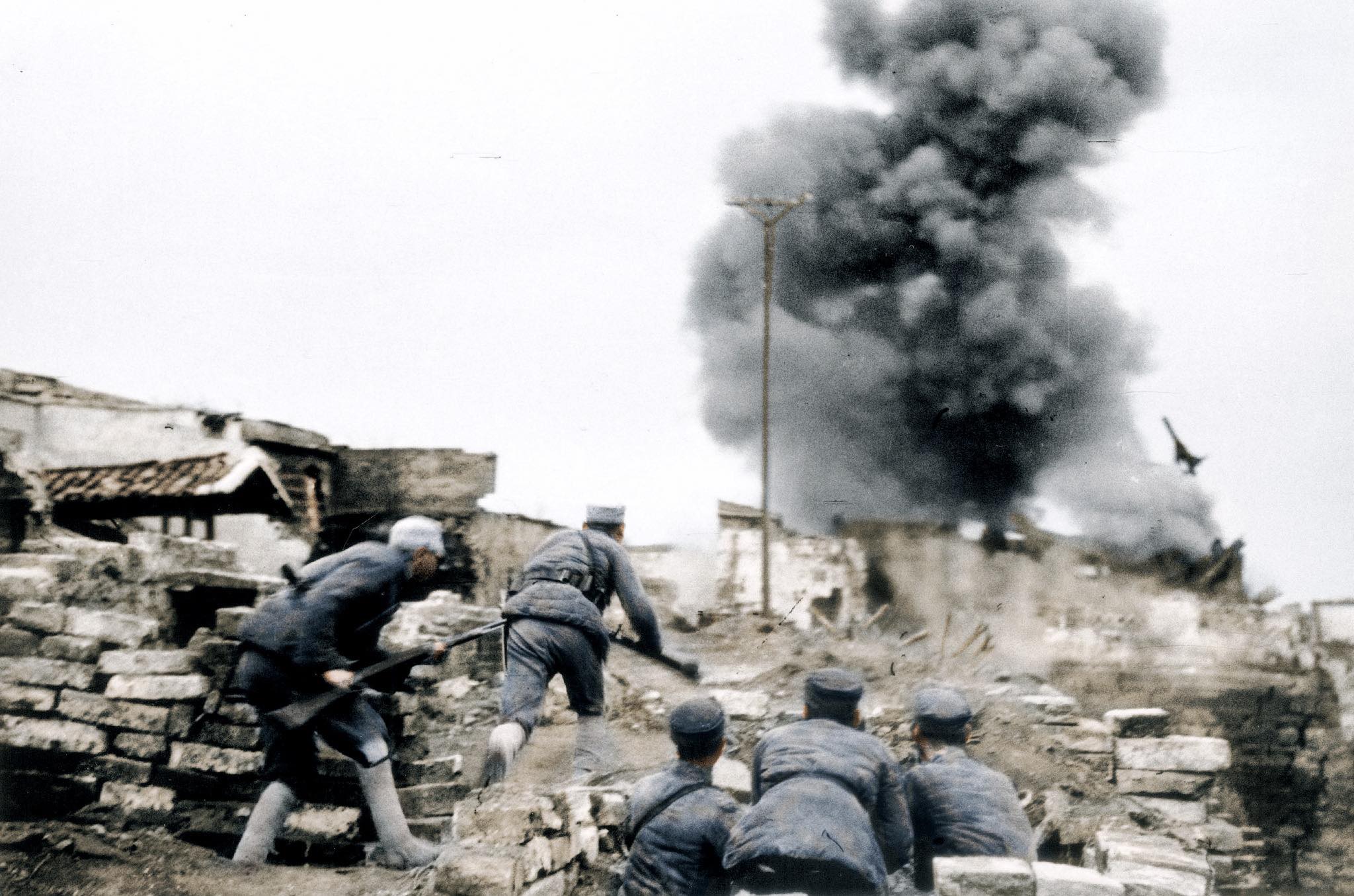 1943年12月，国军在常德市区对日军阵地展开攻坚，炮火击中敌阵。常德会战中，中