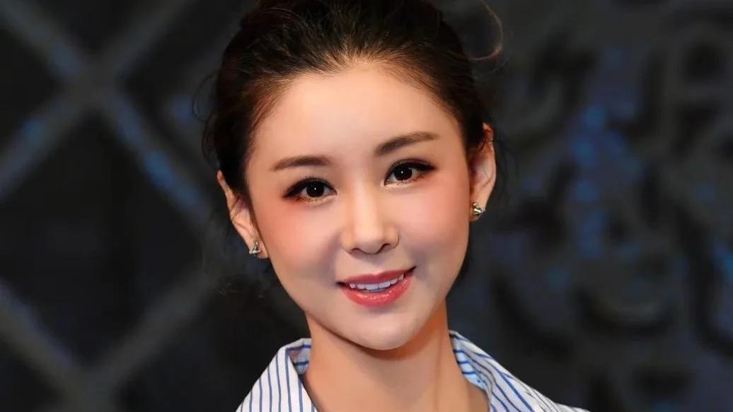李小萌长得是个娃娃脸，身材一级棒 清纯的脸魔鬼的身材