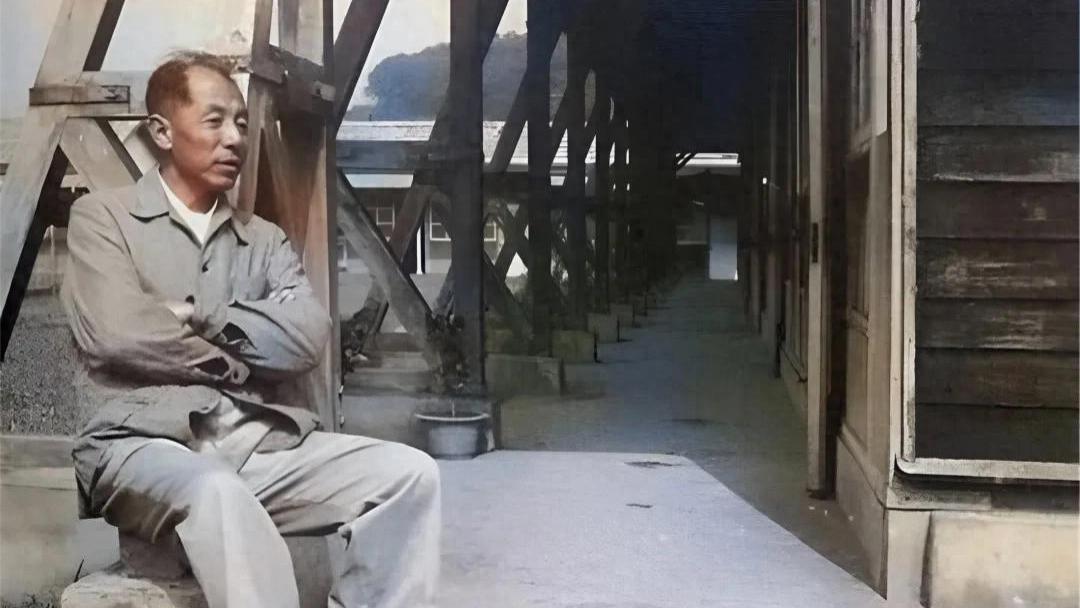 张学良的一张真实照片，身着破旧的麻布衣衫，眼神无光，表情木讷