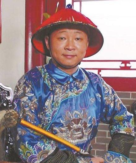 一次节目中，主持人问三德子赵亮：“你以前跟张国立搭戏，那么好，为什么又去养鸡了？