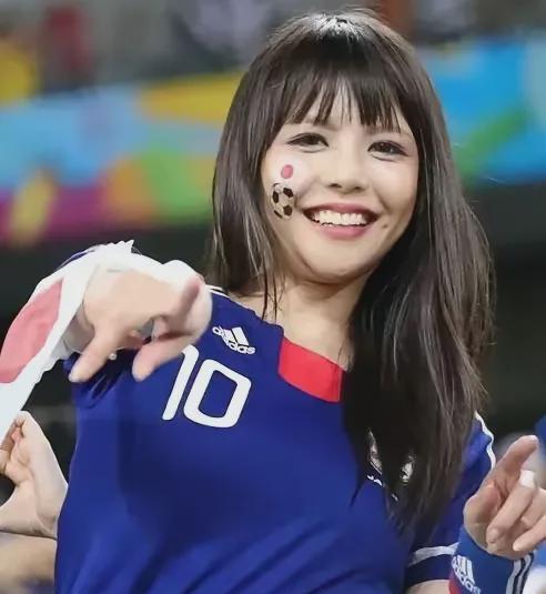 日本队行为令人不满，小组出线后比赛态度消极。昨日对阵沙特，整场比赛都在消磨时间。