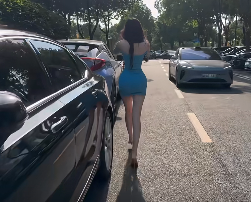 下班路上碰到一位女孩，不知道她是做什么工作的