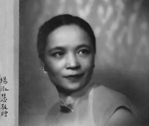 1946年3月的一天，大汉奸周佛海正在软禁处看书，一个军统特务匆忙上楼来，递给他