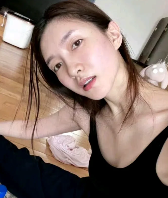 江疏影的素颜照，依然美的毫无瑕疵。胡歌当年在眼光确实相当不错