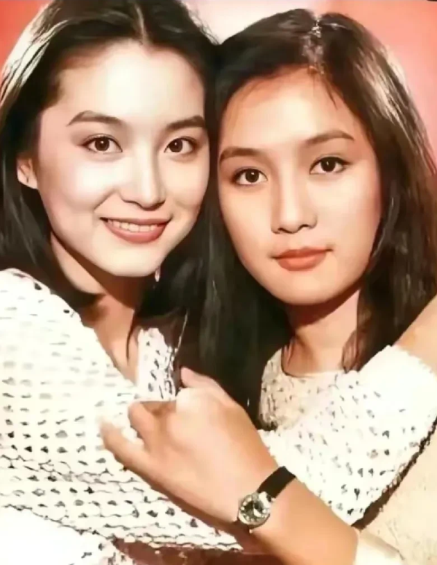吕秀菱和林青霞堪称宝岛的绝代双骄，美人总是让人记忆犹新。两位美人年轻时合影是百分