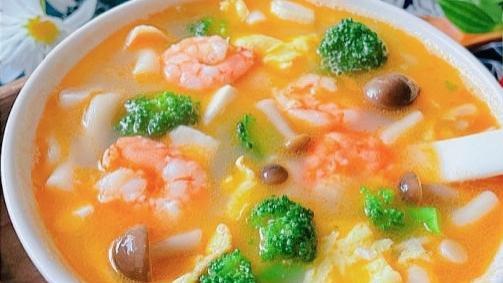 鲜掉眉毛的鲜虾菌菇汤：一口喝掉整个春天的鲜