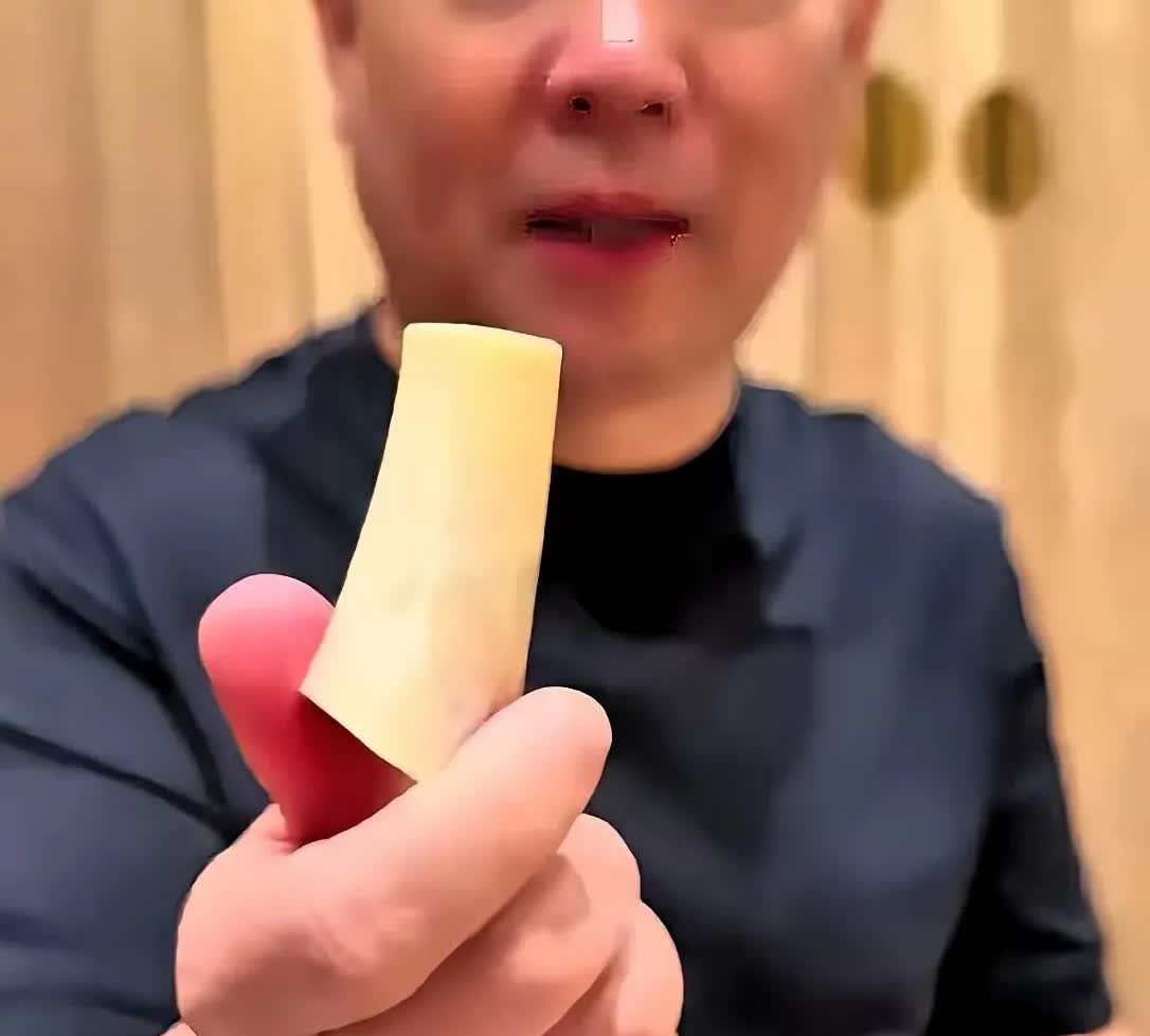 杨少华老师去世了，锅老师拿着一个骨头，没有骨髓。他的意思是杨家的儿子把老爹的骨髓