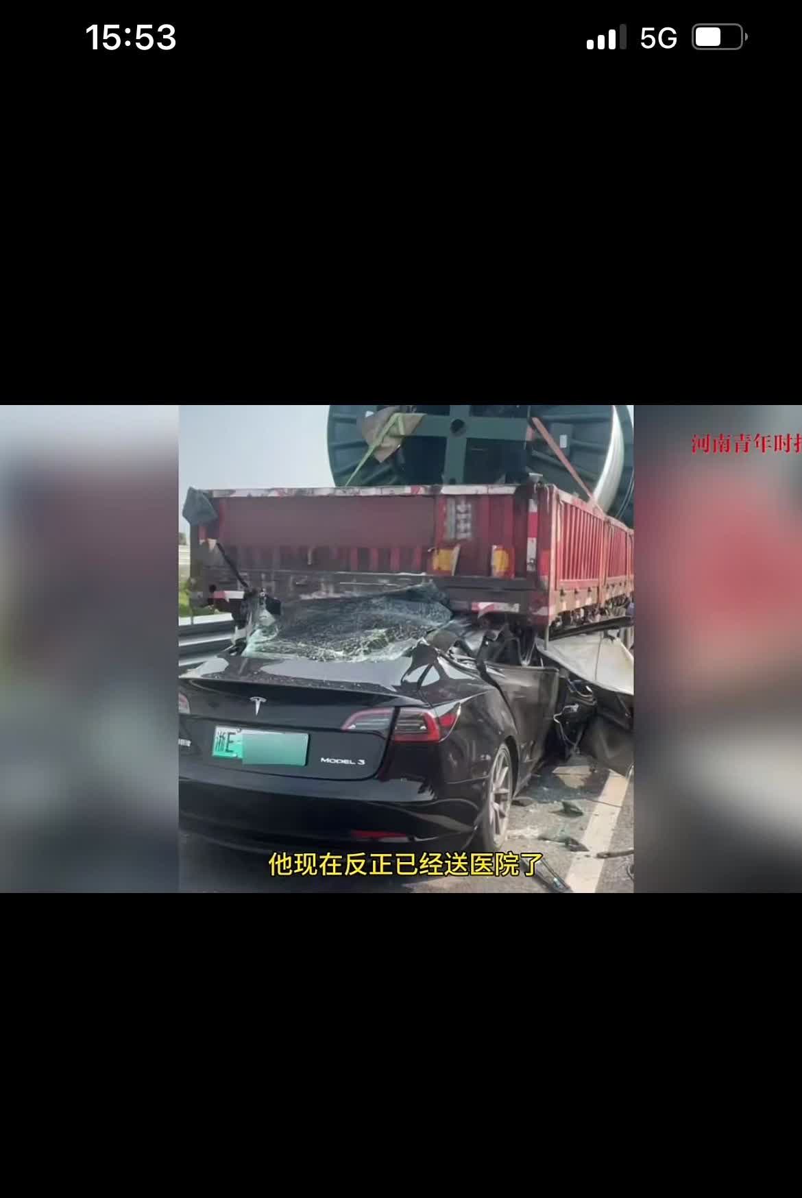 浙江湖州，25日，一辆特斯拉丝毫没有减速，撞向停在服务区主道上的大货车，估计后面
