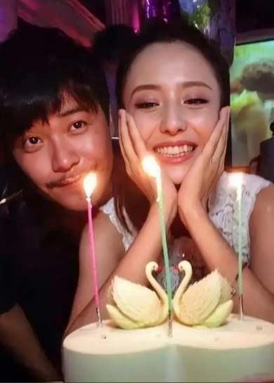 我问我老公，陈思诚和佟丽娅都离婚了
为什么还一直送生日祝福？
我老公一句话点醒了