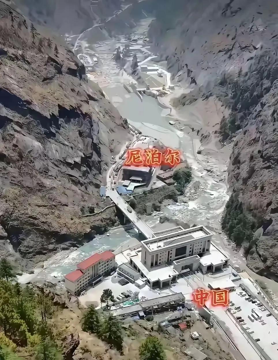 这就是亚东县口岸，当年这里曾经发生过大事，有人从这里跑了。