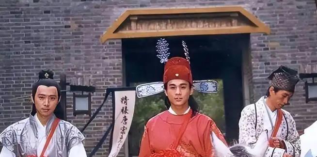 清朝一位进士考中进士后即将当官，结果家中连续8位长辈去世，守孝丁忧24年，从此再