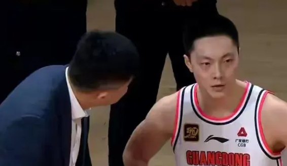 自胡明轩复出以后，杜锋让胡明轩打首发，与莫兰德搭配，效果非常不好。莫兰德情绪也受