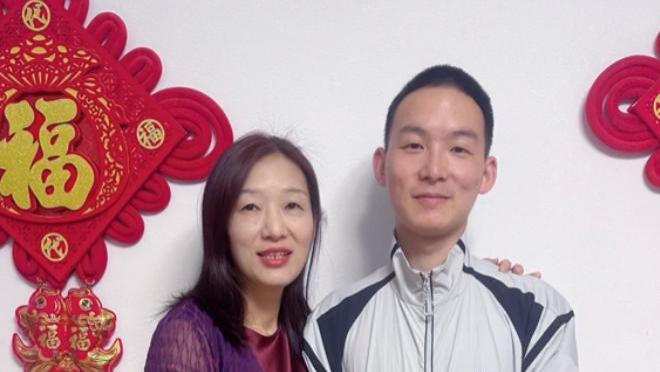 谢浩男妈妈深夜落泪，一场因“不完美团圆”引发的网络风暴来袭