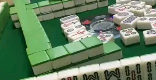 麻将馆的老板娘说。
虽然开麻将馆儿能挣点儿钱。
也实在是太操心了。
每天约