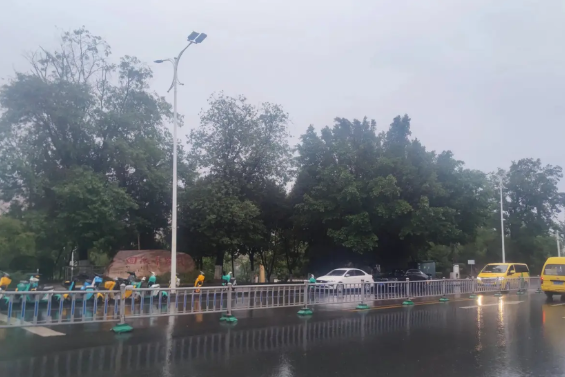巴中下雨了，从昨晚8：00多就下雨，下了一整夜，不是小雨也不是暴雨而是缓缓的中雨