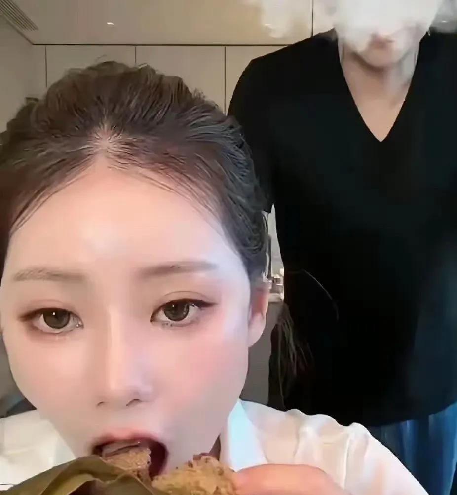 吃个粽子就能看出谁更适合过日子！最近网友扒出马筱梅直播时猛炫6个粽子，汪小菲急得
