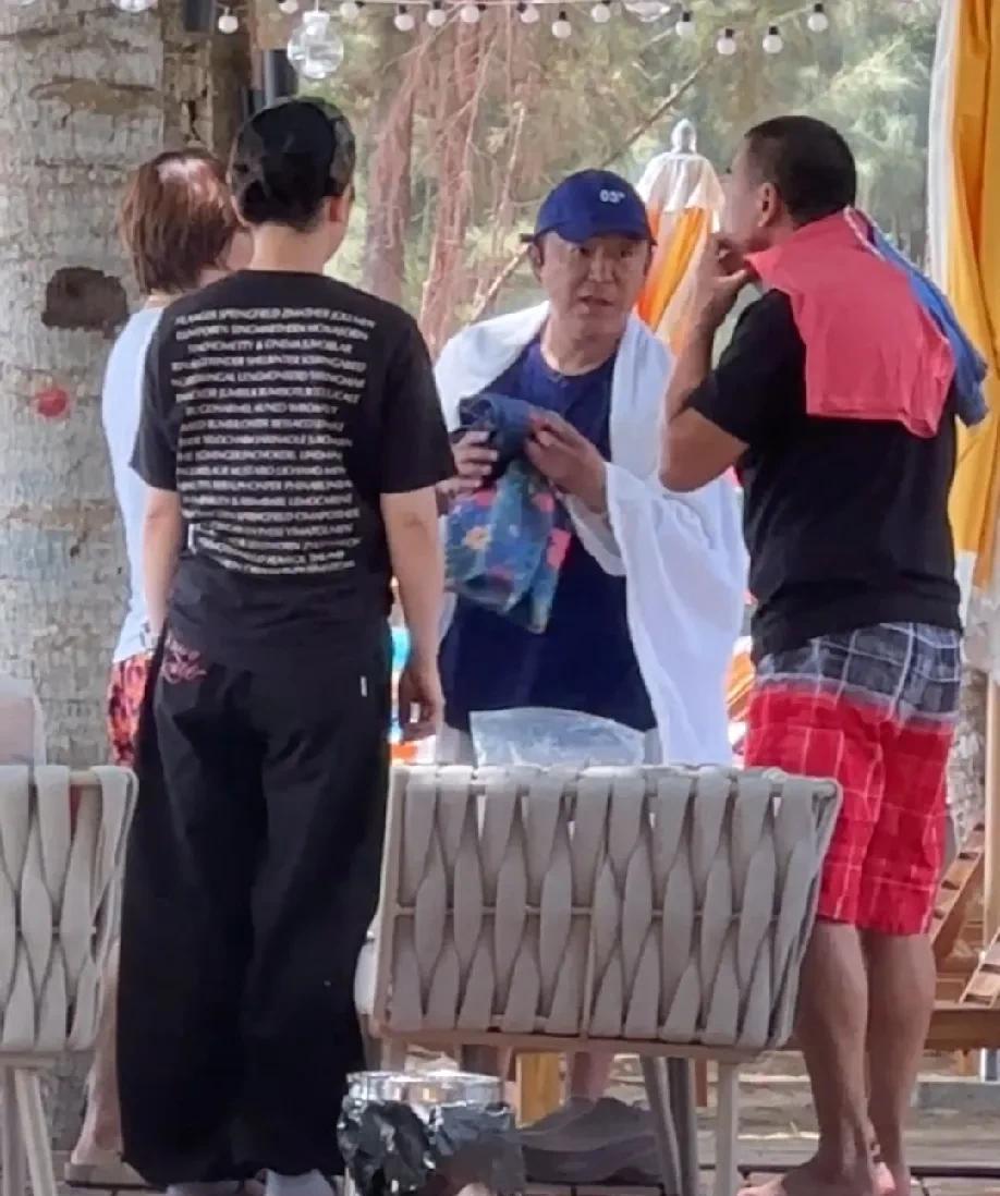 海南陵水土福湾偶遇黄渤一家四口！黄渤肉眼可见的发福了，妻子小欧这么多年都没变化，