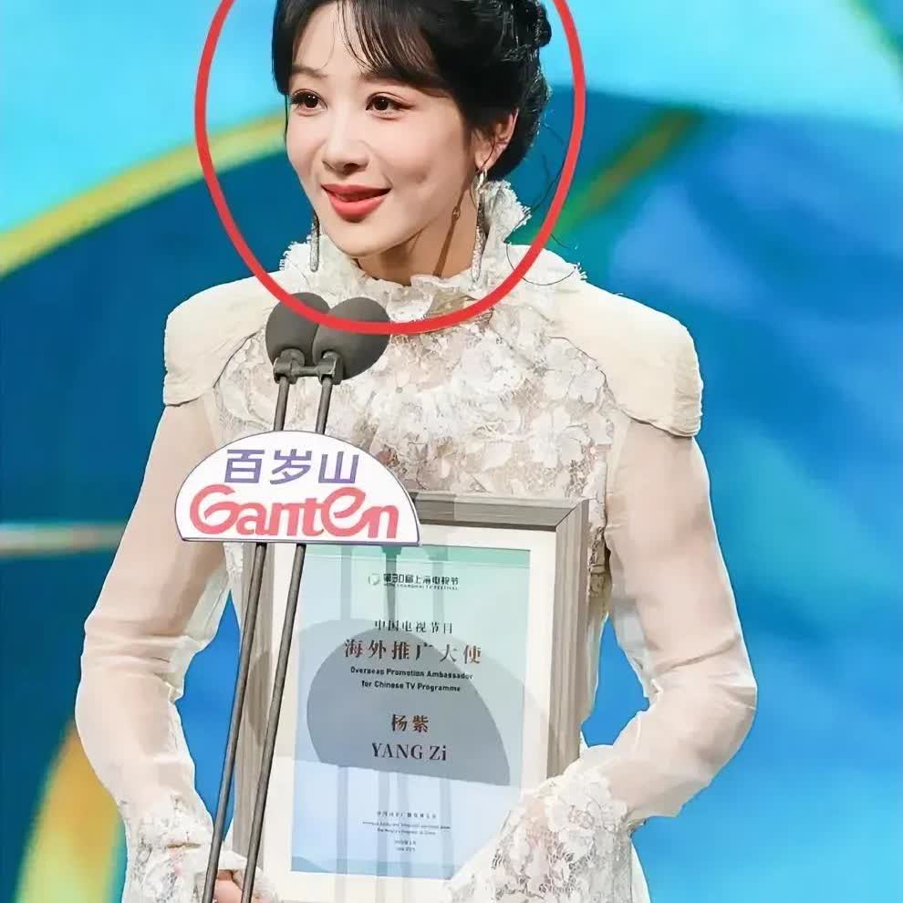 杨紫啊杨紫
我真不想说你，但必须得说
虽然你演技很好，可你才32岁，可你看你