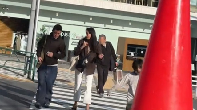陈冠希和妻女逛街，烟瘾大头顶斑秃抢镜，秦舒培高又瘦气质是真好