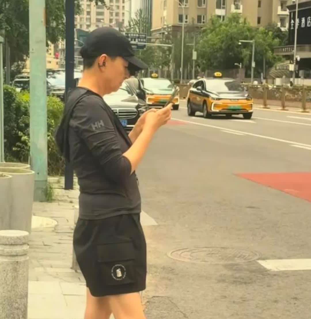 64岁宋丹丹北京街头被偶遇，大步流星特别飒，皮肤白保养不错。