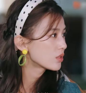 黄圣依与杨子悄悄结婚，连父母都没告诉，后来还是通过电视台，妈妈邓传理才知道女儿结
