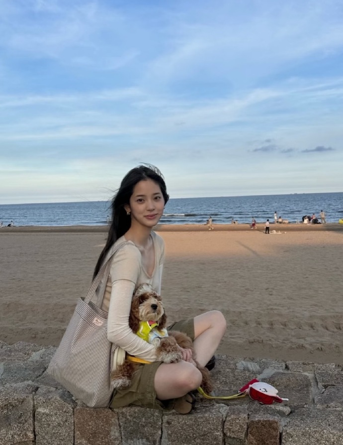 为什么欧阳娜娜富家感这么足！
有些女生真的不用去刻意打扮，随意穿的衣服就能够让人