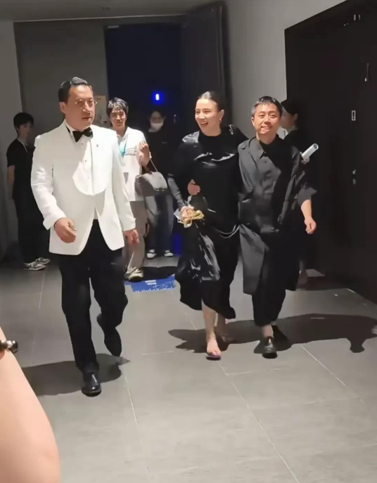 宋佳领奖后与“老头”搂腰？